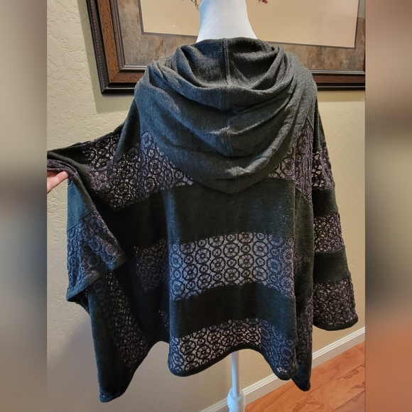NWOT Mur Mur Poncho Style Top with Hood - Size L - Picture 6 of 8